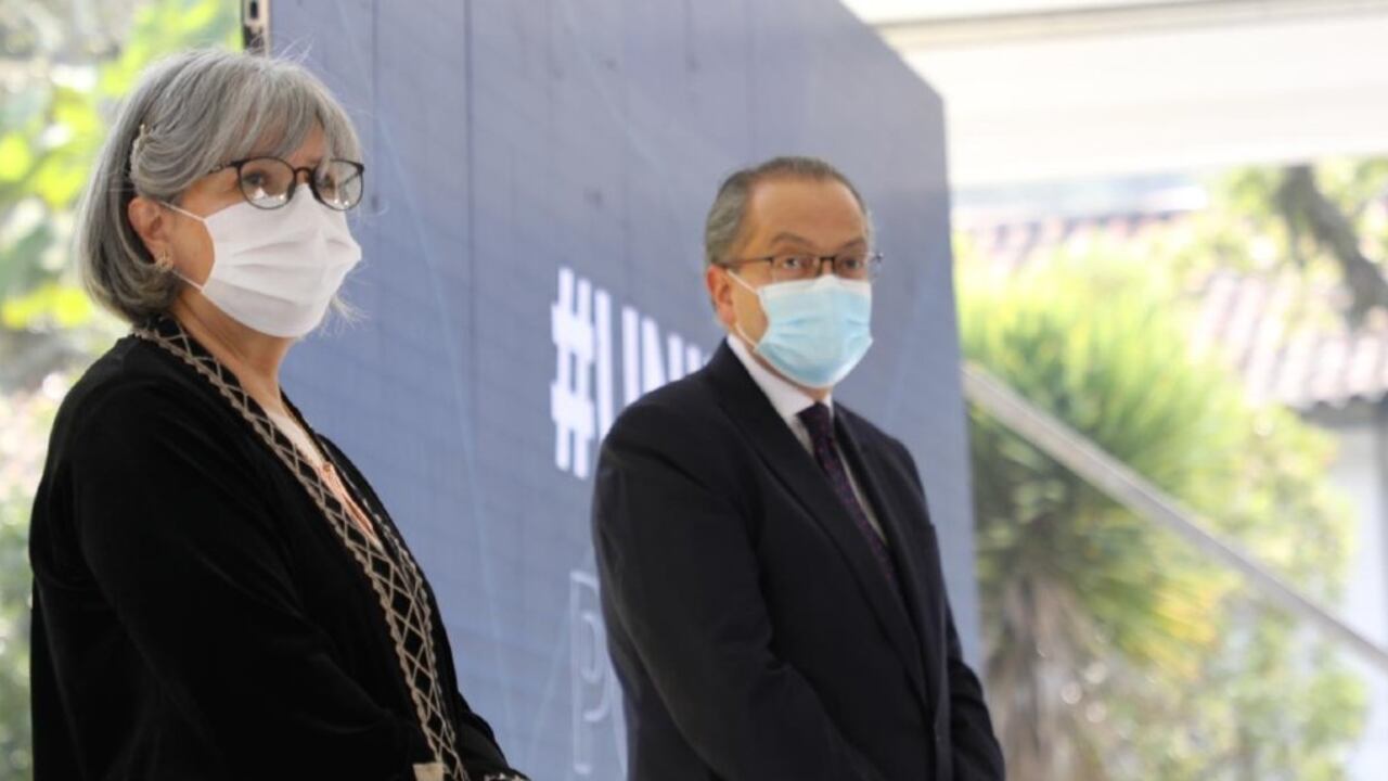 La presidenta saliente hizo un balance de su gestión ante el procurador Fernando Carrillo. Arranca la era de Cifuentes frente al tribunal de paz.