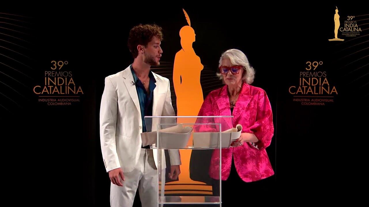 María Cecilia Botero y Juan Manuel Restrepo presentando los nominados a los Premios India Catalina.