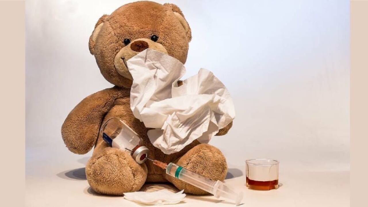 En caso de que la enfermedad respiratoria recién esté comenzando, es importante concientizar a los pequeños de la importancia de toser o estornudar cubriéndose la nariz y la boca con el antebrazo para evitar esparcir el virus.