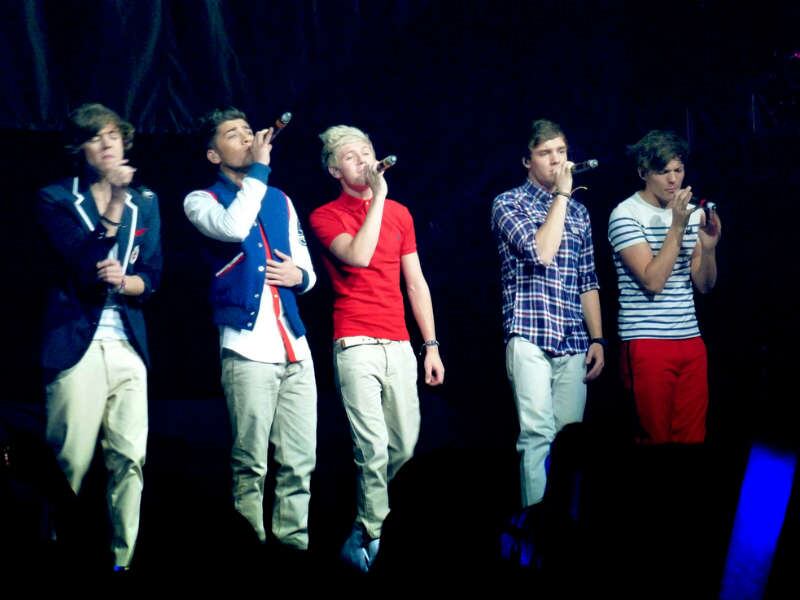 4. One Direction. Tiene unas ganancias de US$130 millones. La “band boy” que mayor relevancia cobra en este momento, también tiene una posición privilegiada en este ranking. Forbes destaca que actualmente tienen unas ganancias dos veces superiores a las que tuvieron Rolling Stones. 