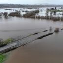 SANTA ROSA, CALIFORNIA - 9 DE ENERO: En una vista aérea, el agua inunda una carretera y un campo el 9 de enero de 2023 en Santa Rosa, California. El Área de la Bahía de San Francisco y gran parte del norte de California continúan empapados por poderosos eventos fluviales atmosféricos que han provocado fuertes vientos y lluvias torrenciales. Las tormentas han derribado árboles, inundado carreteras y cortado el suministro eléctrico a decenas de miles. Las tormentas se alinean sobre el Océano Pacífico y se espera que traigan más lluvia y viento hasta el final de la semana. Justin Sullivan/Getty Images/AFP (Foto de JUSTIN SULLIVAN/GETTY IMAGES NORTH AMERICA/Getty Images vía AFP)