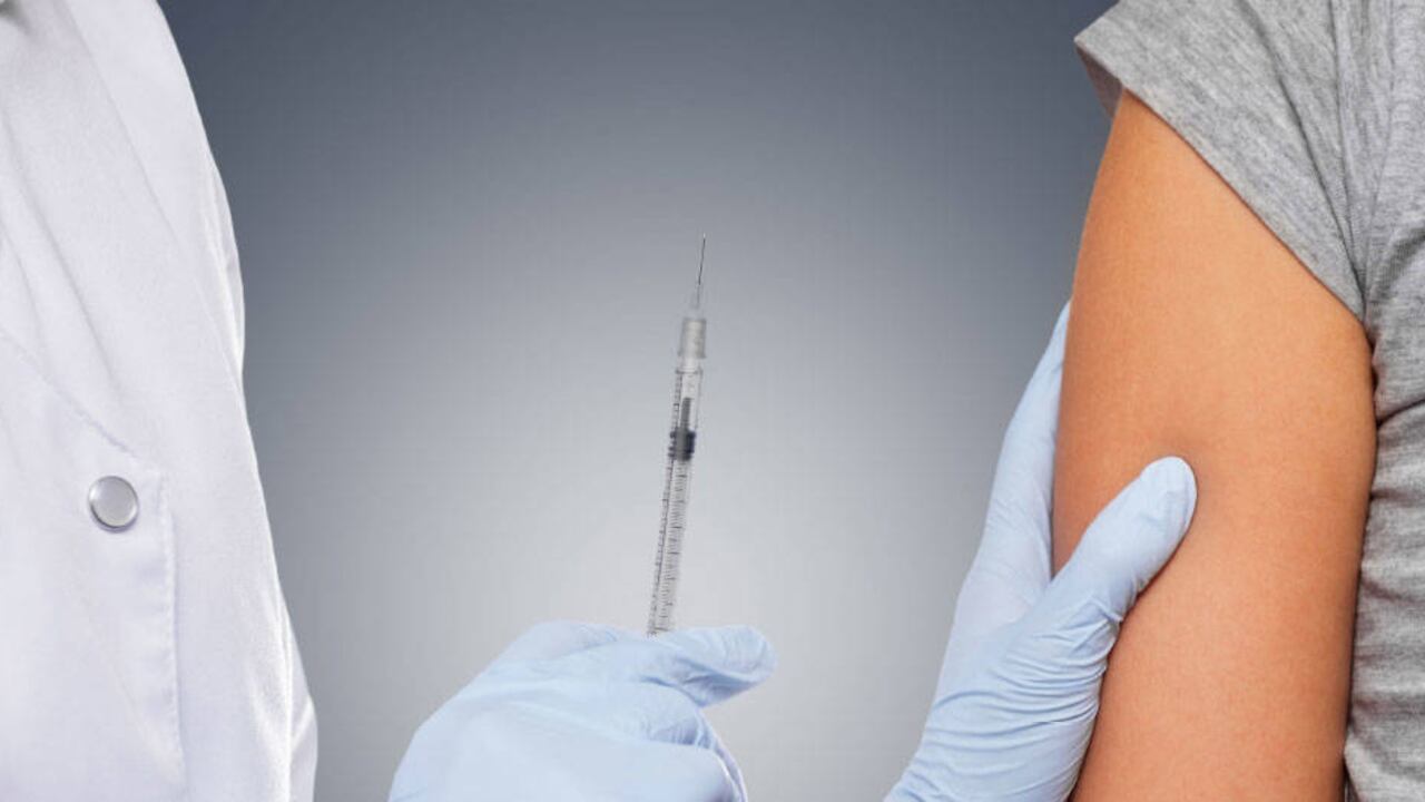 La vacunación siempre ha sido un acto voluntario. En algunos casos es crucial que las personas lo hagan para evitar la propagación de enfermedades contagiosas.