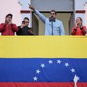 El presidente venezolano, Nicolás Maduro (C), acompañado por su esposa Cilia Flores (C-R), pronuncia un discurso ante sus seguidores durante una manifestación en el palacio presidencial de Miraflores en Caracas el 1 de agosto de 2024. El presidente de Venezuela, Nicolás Maduro, propuso este jueves "retomar" las negociaciones con Estados Unidos, país que no reconoció su reelección y apoya las acusaciones de fraude de la oposición. (Foto de Yuri CORTEZ / AFP)