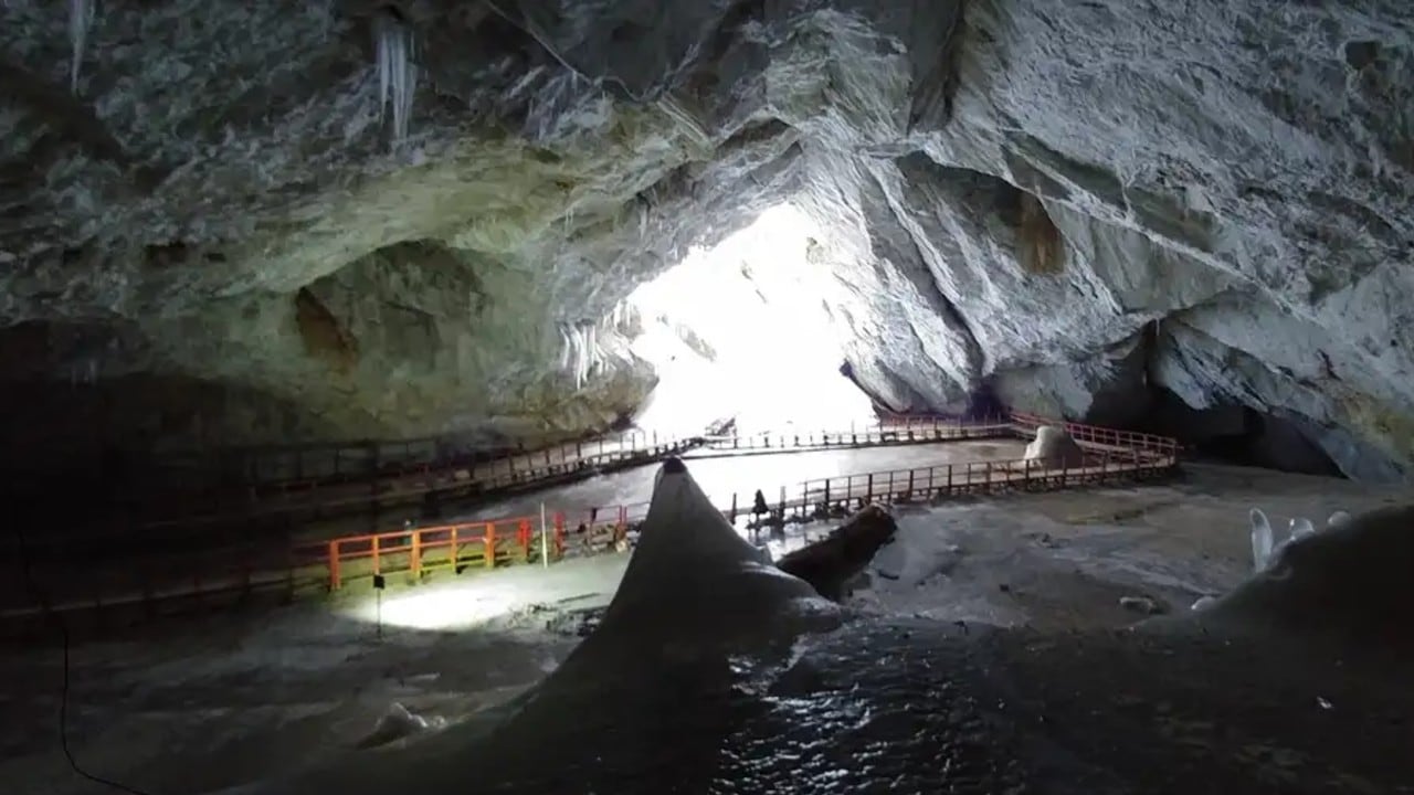La cueva de Scarisoara, en Rumanía, guardó durante milenios una bacteria con más de cien genes de resistencia a antibióticos modernos.