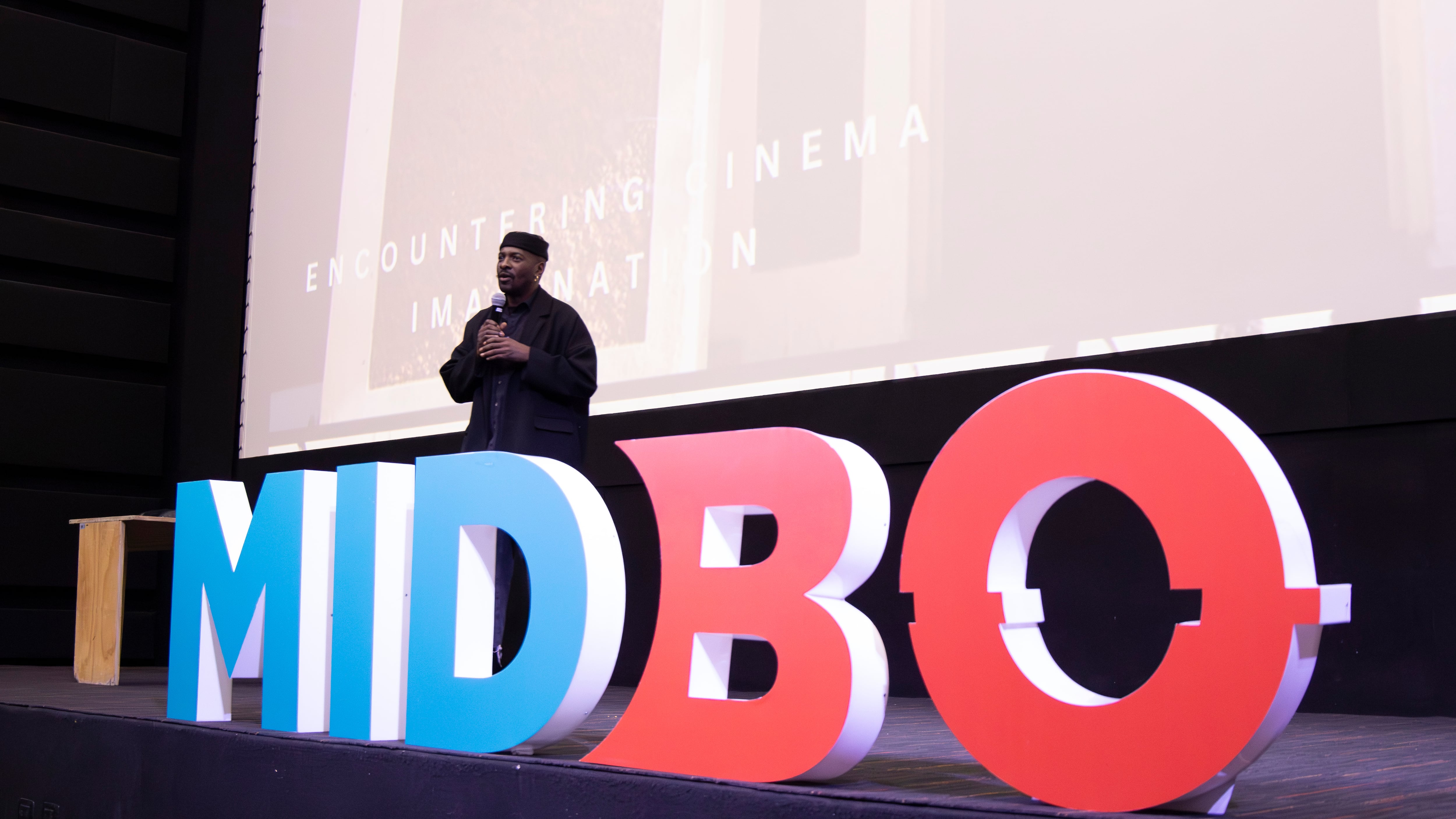La programación cinematográfica incluye cuatro competencias: largometraje nacional (6 películas), cortometraje nacional (16), largometraje iberoamericano (7) y cortometraje iberoamericano (17), que reúnen 46 producciones.