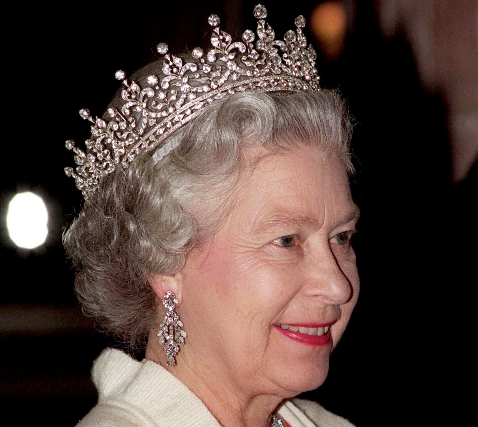 La reina con la tiara de las niñas de Gran Bretaña e Irlanda del Norte y el collar de rubíes que perteneció a su tatarabuela Victoria y su abuela Alexandra de Dinamarca.