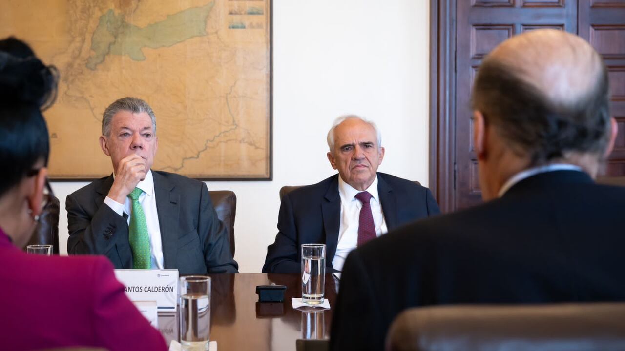 Expresidentes Juan Manuel Santos y Ernesto Samper en la Comisión Asesora de Relaciones Exteriores.