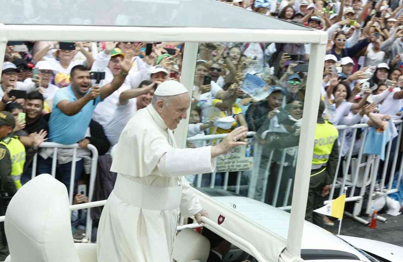 Francisco, en el papamóvil, saludó a los fieles en el Aeropuerto Enrique Olaya Herrera. Foto: Guillermo Torres//SEMANA. 