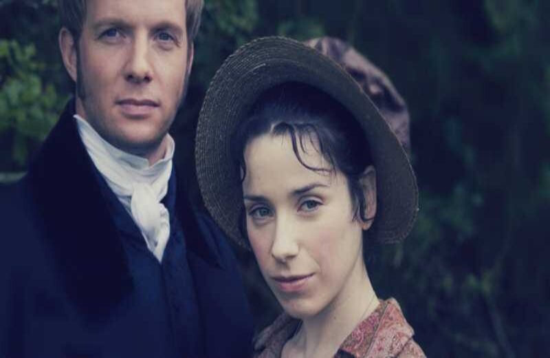 ‘Persuasion’ (2007). La novela póstuma de Austen narra la historia de dos amantes trágicos pero, a la larga, triunfantes. Sally Hawkins, reconocida actriz británica, logra el delicado balance de melancolía y fuerza de Anne Elliot, acompañada por Rupert Penry-Jones, que encarna los potentes y encontrados sentimientos del capitán Frederick Wentworth.