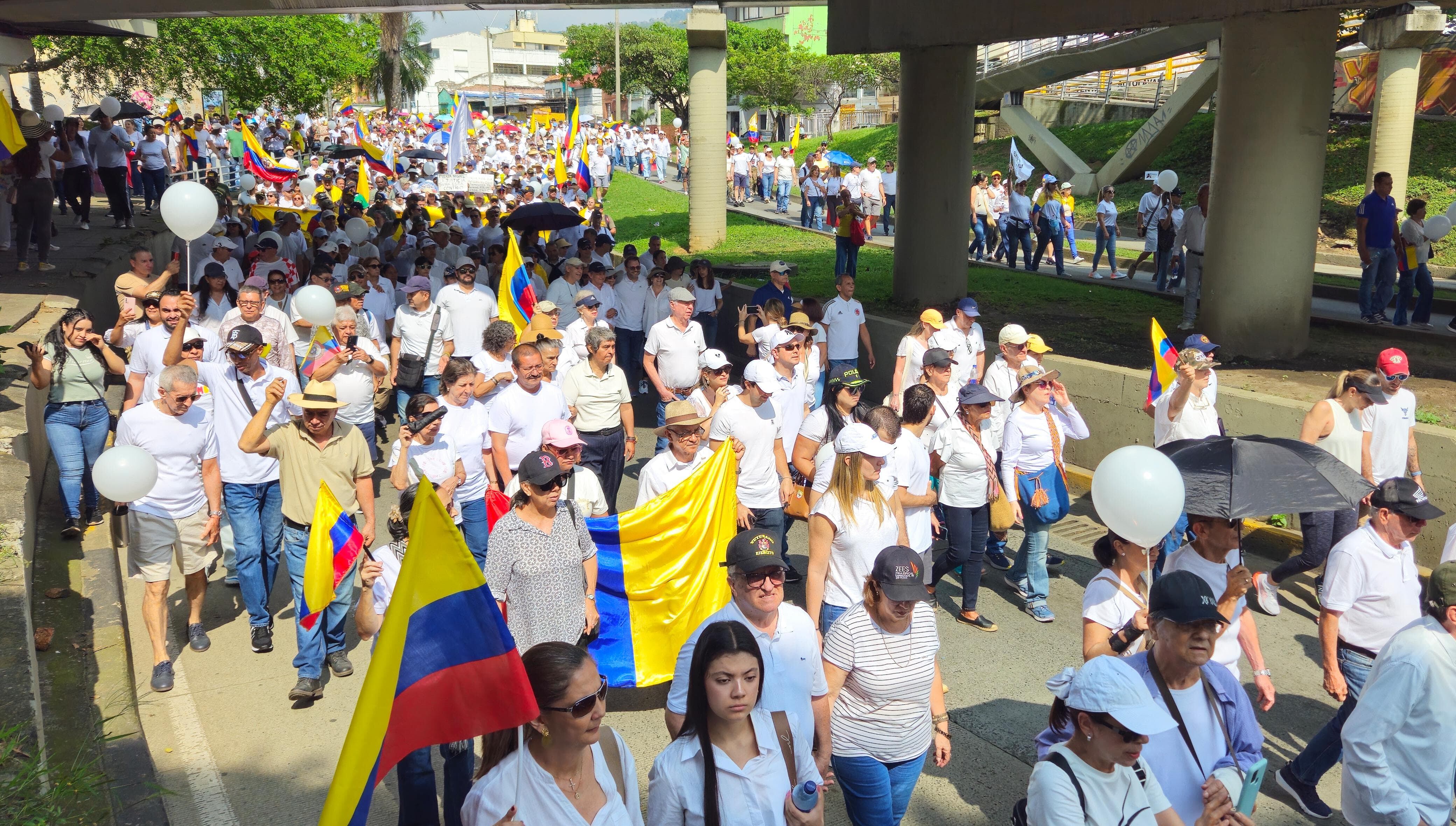“¡Fuerza, Miguel!”: cientos de voces acompañan la movilización en Cali