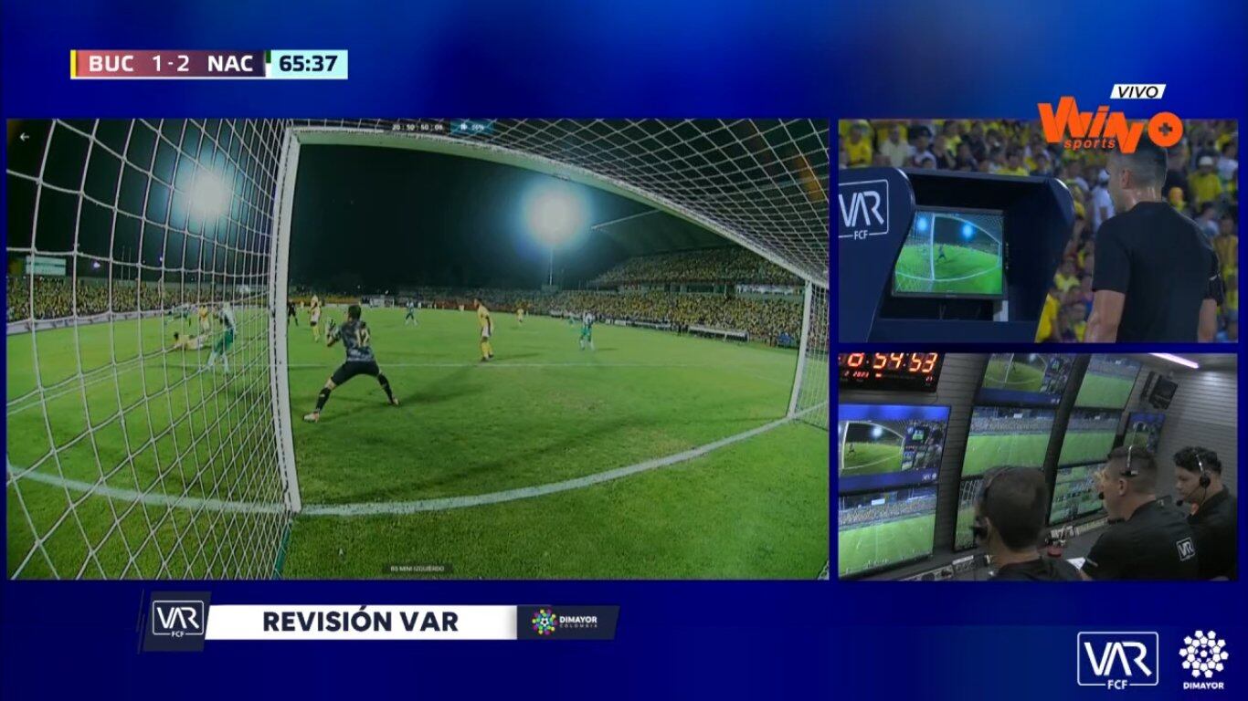 El momento en el que el árbitro central hizo la revisión sobre el campo de juego