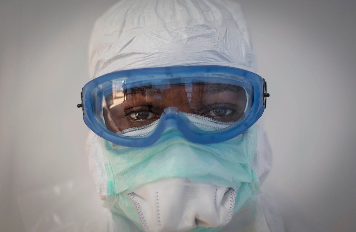 En Sierra Leona, un equipo de trabajadores de la salud prueba su equipo de protección personal contra el ébola. (AP)