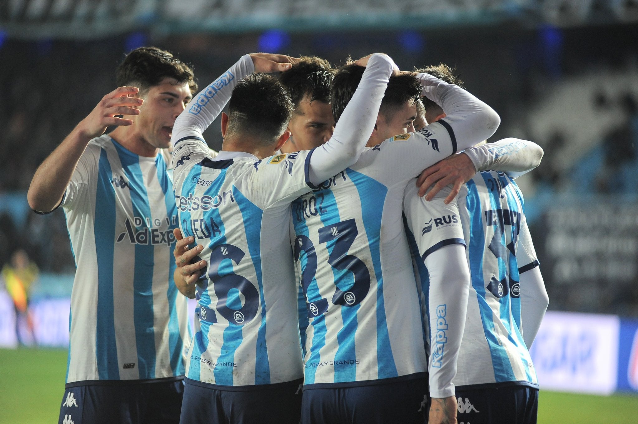 Racing venció a Estudiantes de la Plata por 2-1