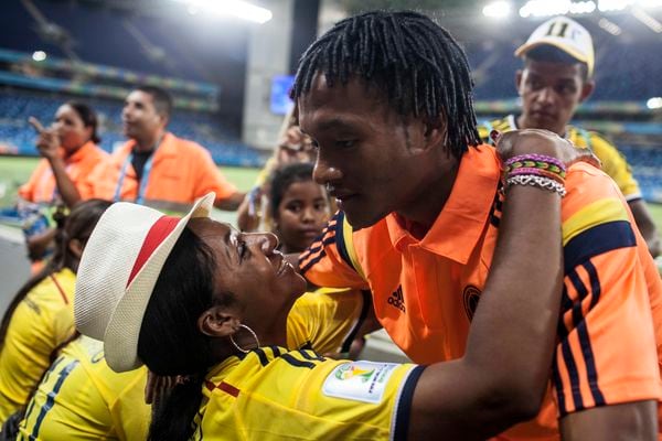 El volante de la selección Colombia Juan Guillermo Cuadrado saluda a su madre Marcela, después del partido que Colombia le ganó a Japón por 4-1 en Cuiaba.