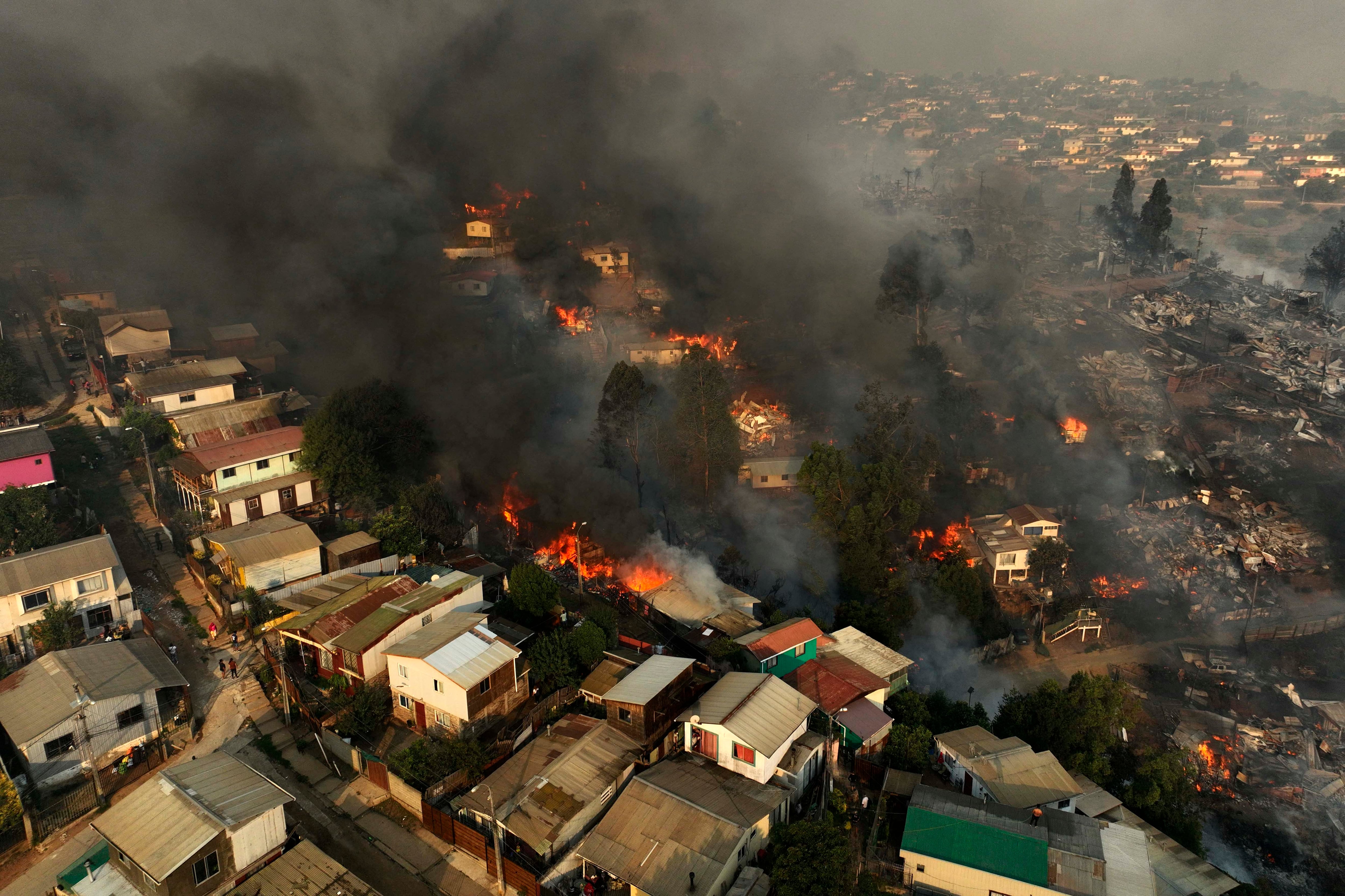 Vista aérea del incendio forestal que afecta los cerros de la ciudad de Vi a del Mar en el sector Las Pataguas, Chile, tomada el 3 de febrero de 2024.