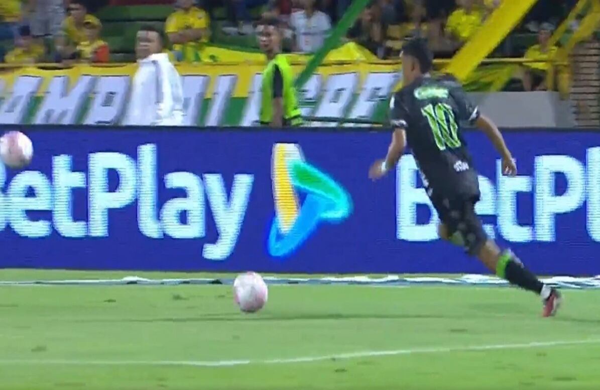 Johan Rojas, jugador de la Equidad, en medio de la polémica jugada con el recogebolas del Huila.