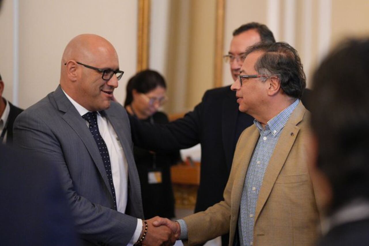 Gerardo Reyes, representante a la Cámara por el Partido Conservador, saludando al presidente Gustavo Petro. Al fondo, el ministro del Interior Alfonso Prada