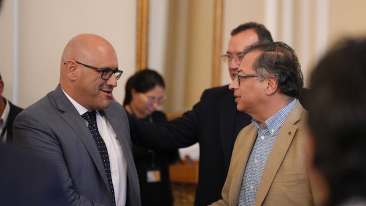 Gerardo Reyes, representante a la Cámara por el Partido Conservador, saludando al presidente Gustavo Petro. Al fondo, el ministro del Interior Alfonso Prada