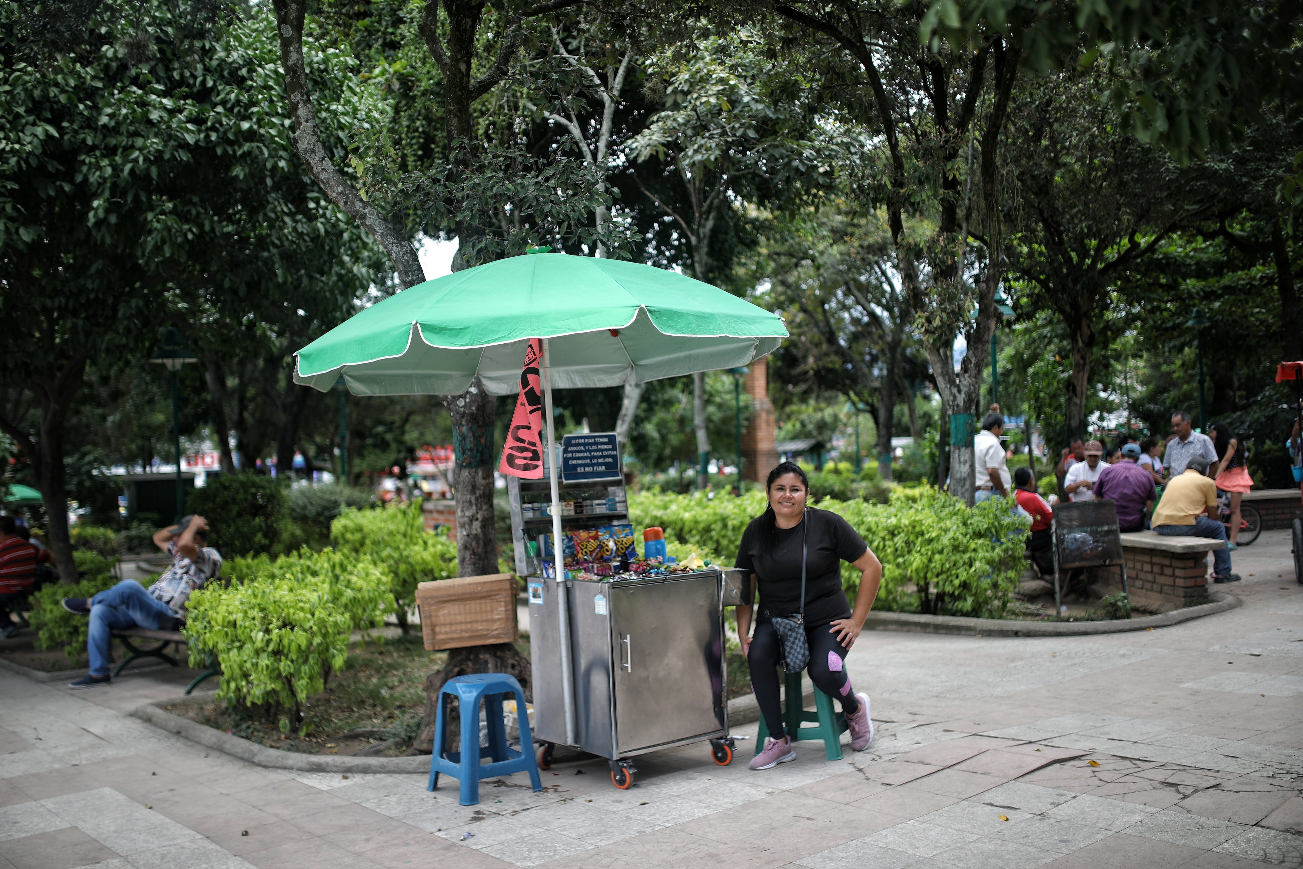 Leidy Viviana Díaz, vendedora de caramelos. Piedecuesta, Santander. FOTO: ESTEBAN VEGA LA-ROTTA