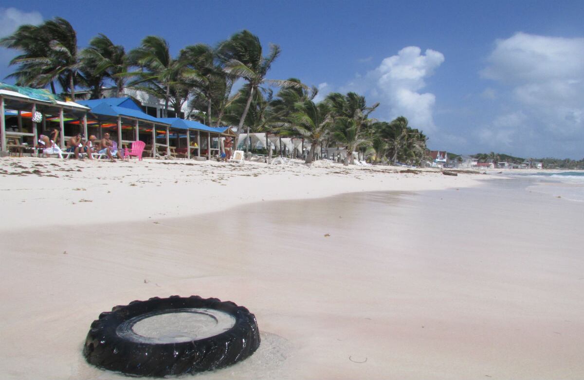 La administración local pareciera no prestar atención al descuido de las playas. Son muchos los desechos, como en este caso una llanta, los que llenan el mar de San Andrés.