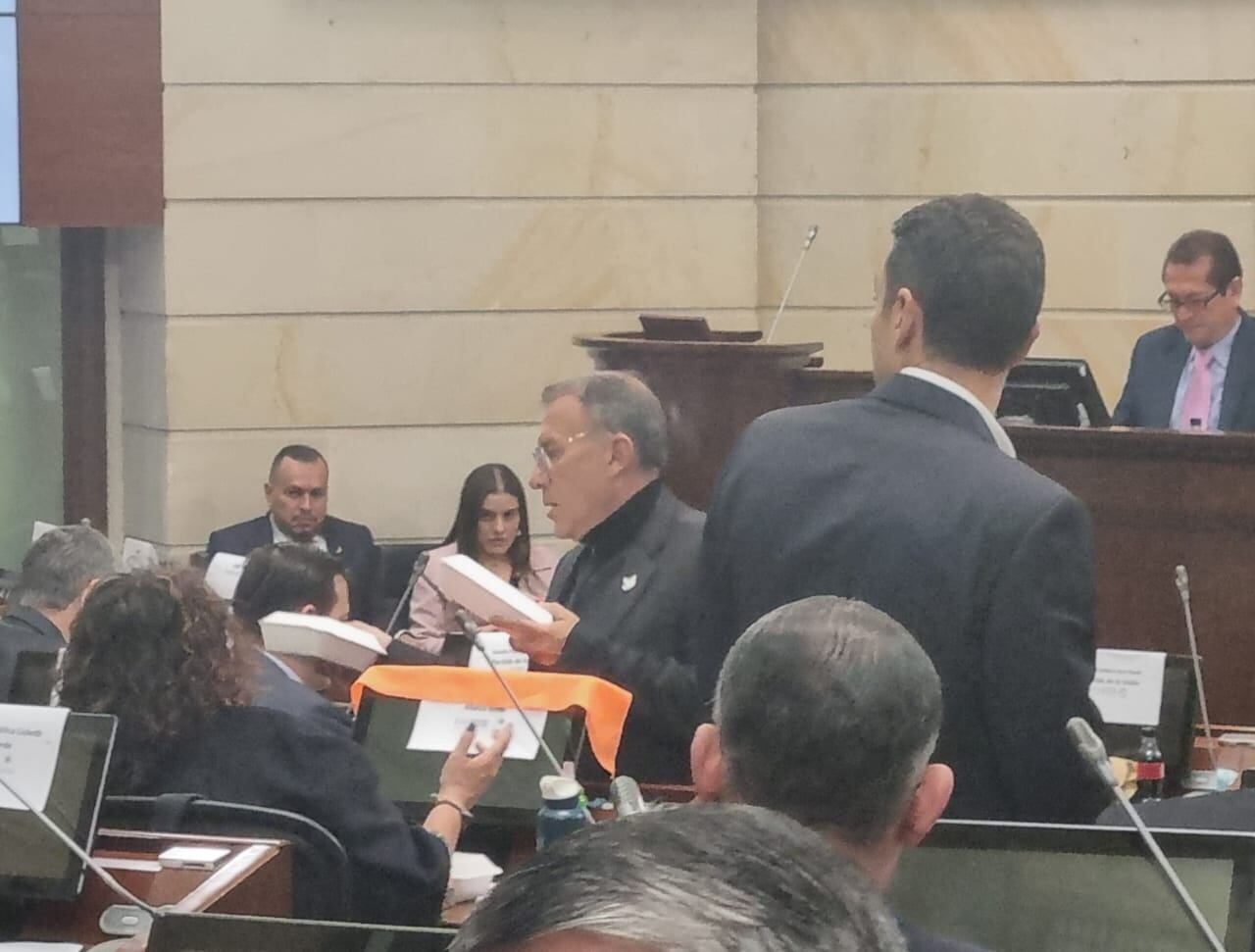 Roy Barreras entregó los refrigerios a sus compañeros en el Senado.