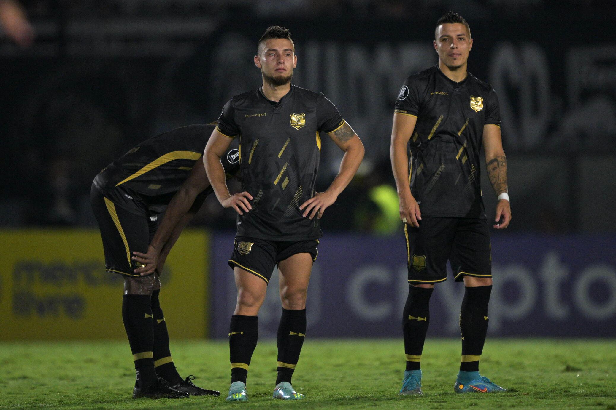 Los jugadores de Águilas Doradas reaccionan después de perder contra Red Bull Bragantino en la tanda de penales durante el partido de vuelta de la segunda ronda de la Copa Libertadores entre el Red Bull Bragantino de Brasil y las Águilas Doradas de Colombia en el estadio Nabi Abi Chedid en Bragança Paulista, Brasil, el 27 de febrero. 2024. (Foto de NELSON ALMEIDA / AFP)
