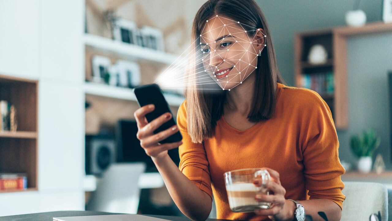 El software de reconocimiento facial escanea el rostro de los diferentes viajeros