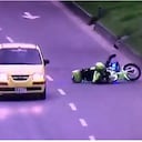 Las cámaras de seguridad muestran el instante en el que un taxista tumba con su carro a un uniformado, al parecer en una persecución. Foto X: @hugoospina55