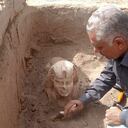 Una imagen publicada por el Ministerio de Antigüedades de Egipto el 6 de marzo de 2023 muestra a un trabajador desenterrando una estatua de la esfinge, cerca del Templo de Dendera, en la gobernación de Qina (Qena). Foto del Ministerio de Antigüedades de Egipto / AFP)