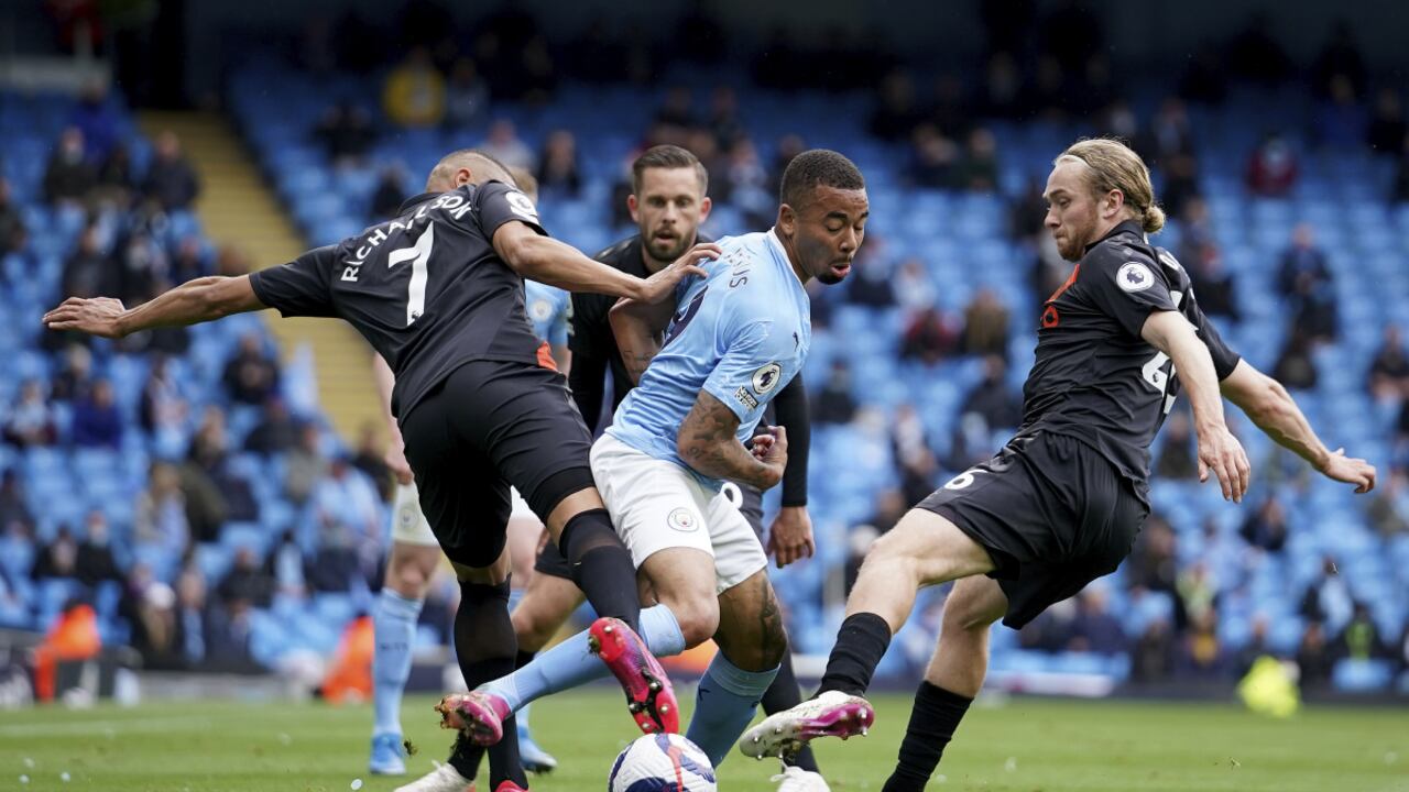 Everton's Richarlison, left, Manchester City's Gabriel Jesus and Everton's Tom Davies, right, challenge for the ball during the English Premier League soccer match between Manchester City and Everton at the Etihad stadium in Manchester, Sunday, May 23, 2021.(AP Photo/Dave Thompson, Pool)
