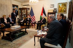 El presidente palestino, Mahmoud Abbas, derecha, y el secretario de Estado de Estados Unidos, Antony Blinken, sentados durante su reunión a la que asisten delegaciones de Estados Unidos y Palestina en Ammán, Jordania, el viernes 13 de octubre de 2023.