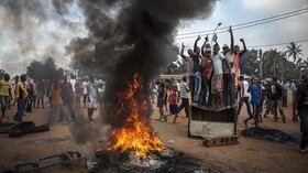 William Daniels, fotógrafo francés de Panos Pictures, trabajaba para la revista Time en la cobertura de la crisis en República Centroafricana, cuando tomó esta foto de manifestantes en las calles de Bangui. Forma parte de una serie que quedó en el segundo lugar de la categoría de noticias generales. (EFE)