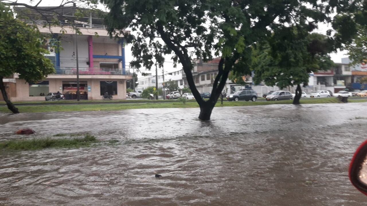 Los impactantes videos que dejó el desbordamiento del río Pance en Cali; la ciudad colapsó por las fuertes lluvias.