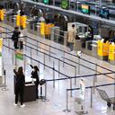 Un empleado de la aerolínea alemana Lufthansa habla con un pasajero en la terminal 2, además del mostrador de facturación en el aeropuerto desierto en Munich, Alemania. Foto: AP / Matthias Schrader.