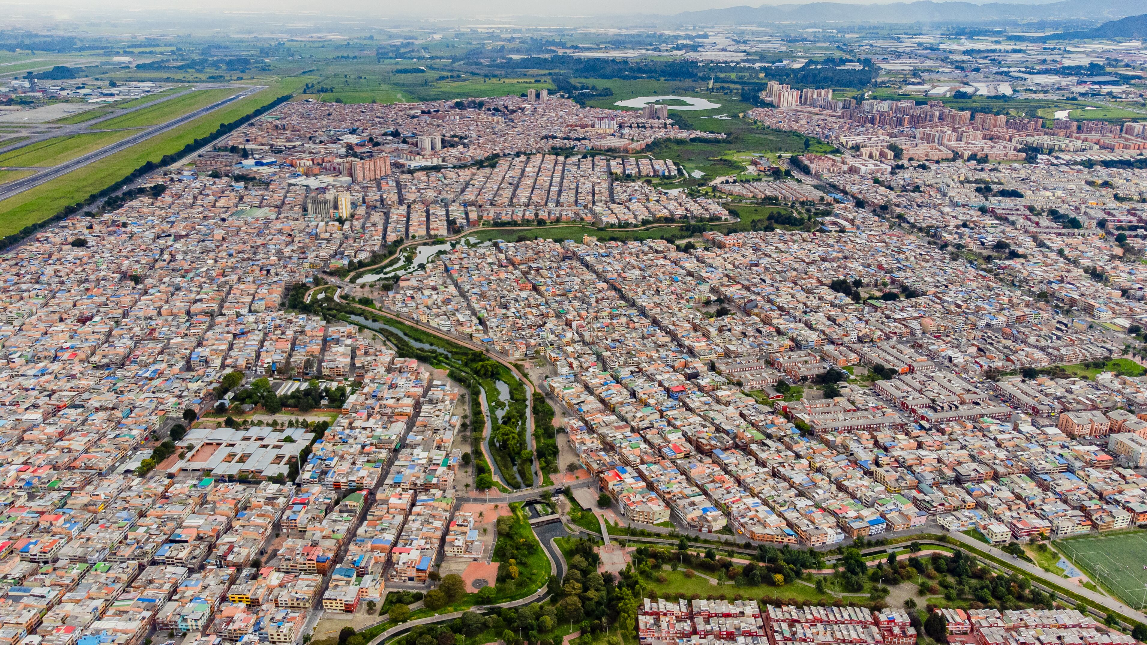 Con más de 46 millones de pasajeros en 2024 y un movimiento de 809.000 toneladas de carga, el Aeropuerto Internacional El Dorado es el motor económico y logístico más poderoso del país.