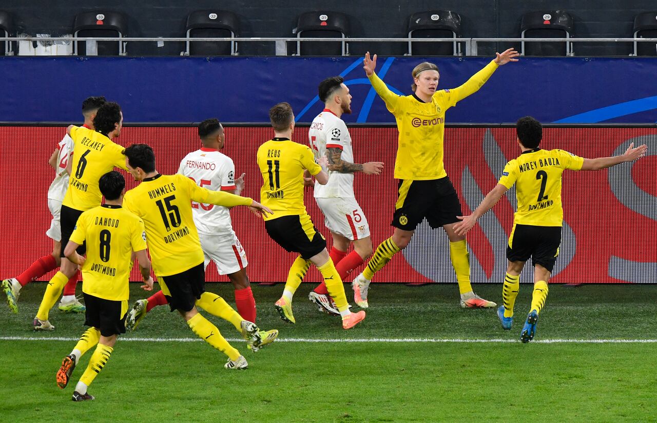 Erling Haaland de Dortmund celebra tras anotar el segundo gol de su equipo durante el partido de vuelta de octavos de final de la Liga de Campeones entre Borussia Dortmund y Sevilla FC en Dortmund, Alemania, el martes 9 de marzo de 2021 (AP Photo / Martin Meissner, Pool).