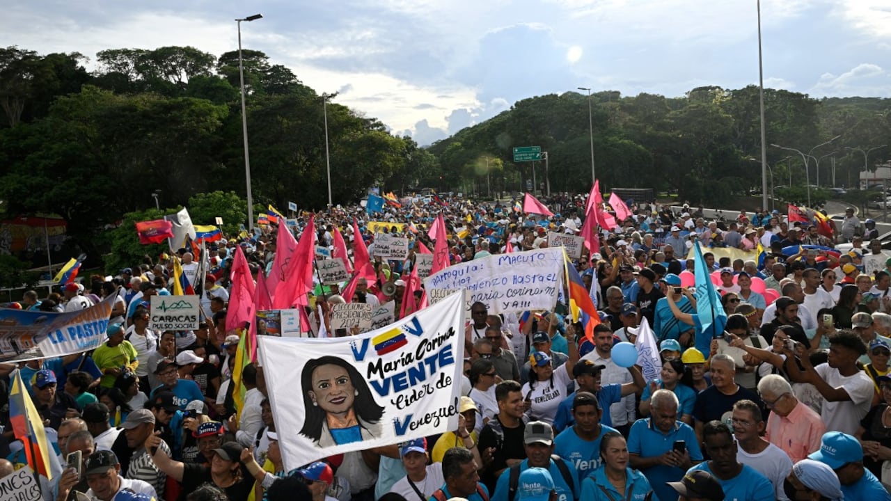 Partidarios de la líder opositora venezolana y ganadora del Premio Nobel de la Paz, María Corina Machado, asisten a una manifestación para exigir elecciones en Caracas el 22 de octubre de 2026.