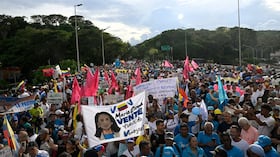 Partidarios de la líder opositora venezolana y ganadora del Premio Nobel de la Paz, María Corina Machado, asisten a una manifestación para exigir elecciones en Caracas el 22 de octubre de 2026.