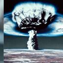 Ilustración creada por una inteligencia artificial cobre una bomba atómica en la Luna