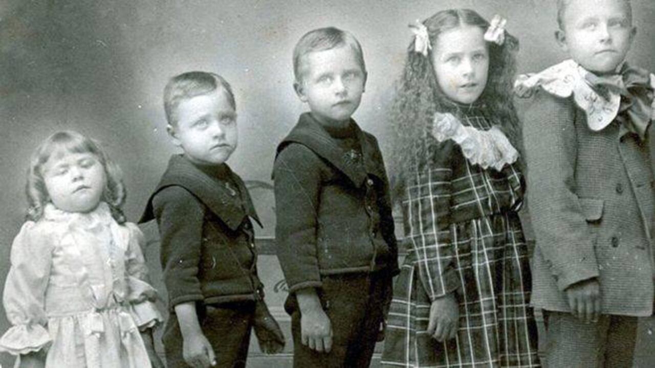 Era común que las familias tuvieran muchos hijos, y también común que murieran antes de cumplir cinco años. En esta imagen, la niña más pequeña ha muerto y está apoyado contra un soporte para la imagen.