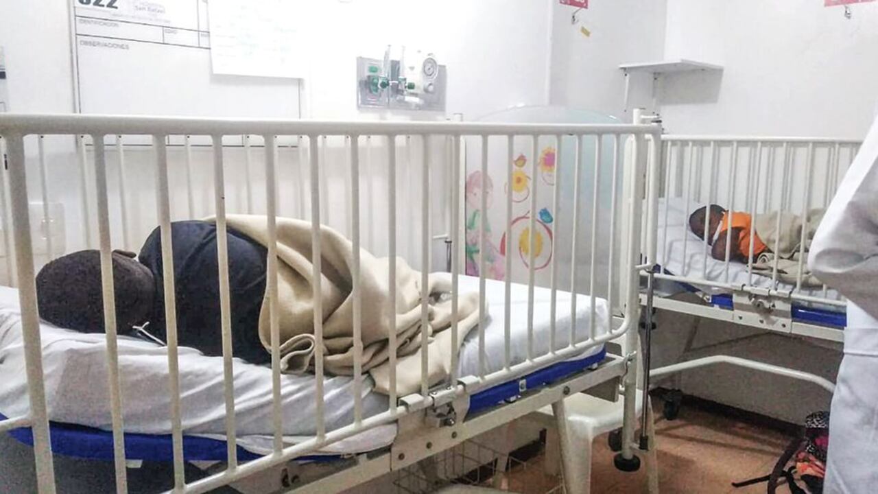 Escapando de la violencia en el Chocó, la docente de inglés Kerlin Murillo Mena logró un puesto como profesora de bachillerato en la Institución Educativa El Rosario sin saber que ahí le esperaban rechazos y el sufrimiento de sus dos pequeños hijos, quienes quedaron marcados de por vida.