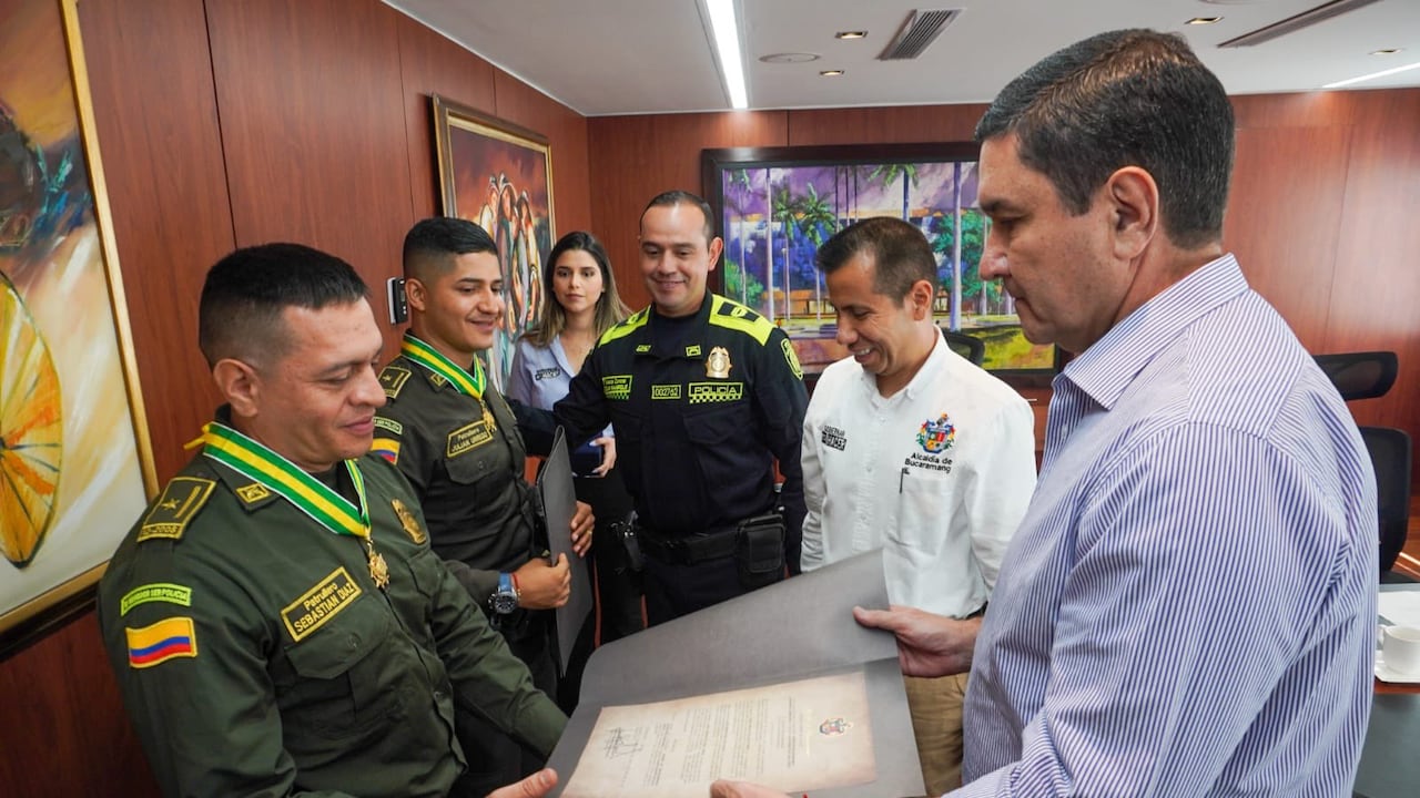 Juan Sebastián Díaz Pérez y Julián Esteban Urrego recibieron la condecoración Orden de Bucaramanga.