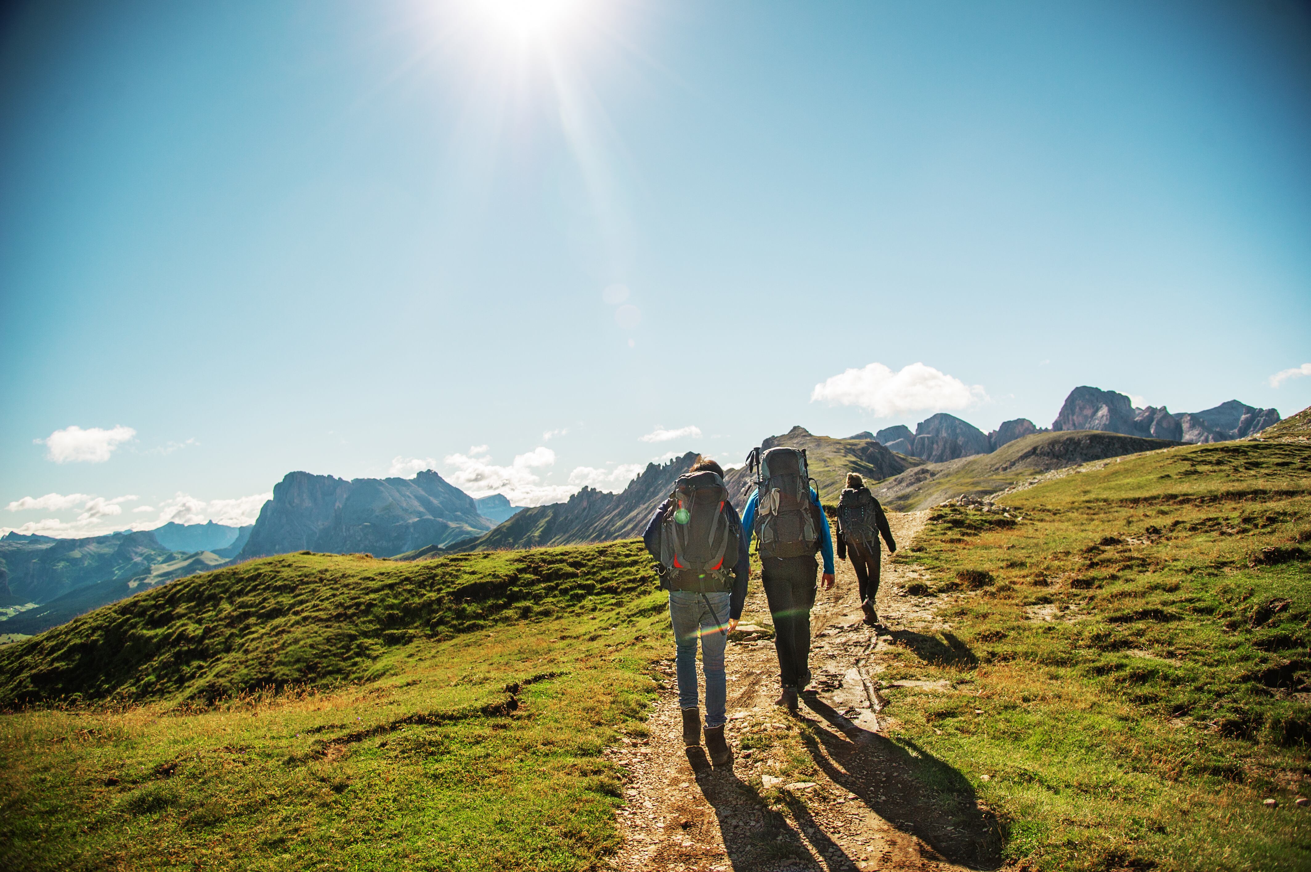 Grupo de amigos hace senderismo