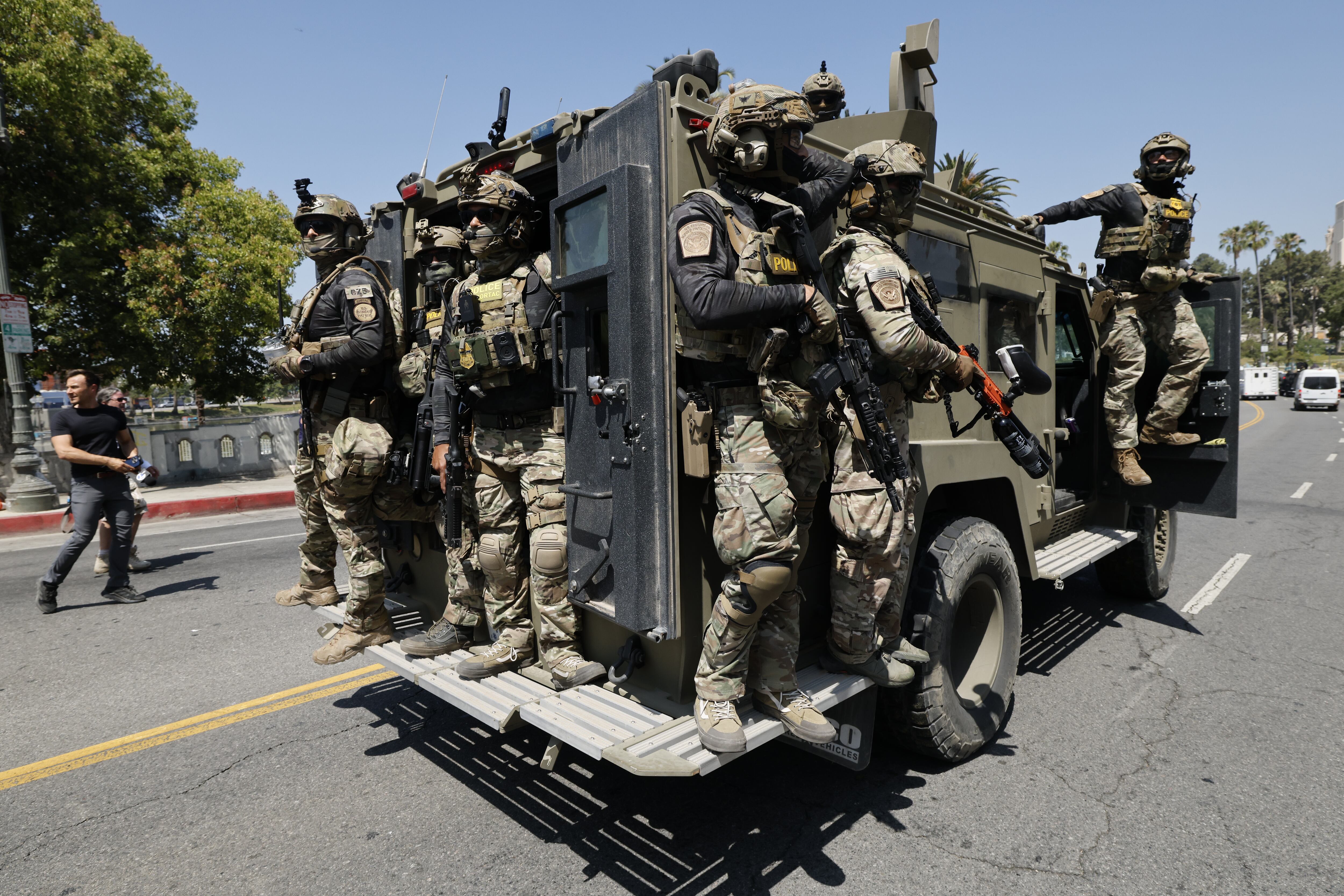 Según el Departamento de Justicia de California, la ley busca “proteger la confianza en las fuerzas del orden sin sacrificar la seguridad de los agentes”.