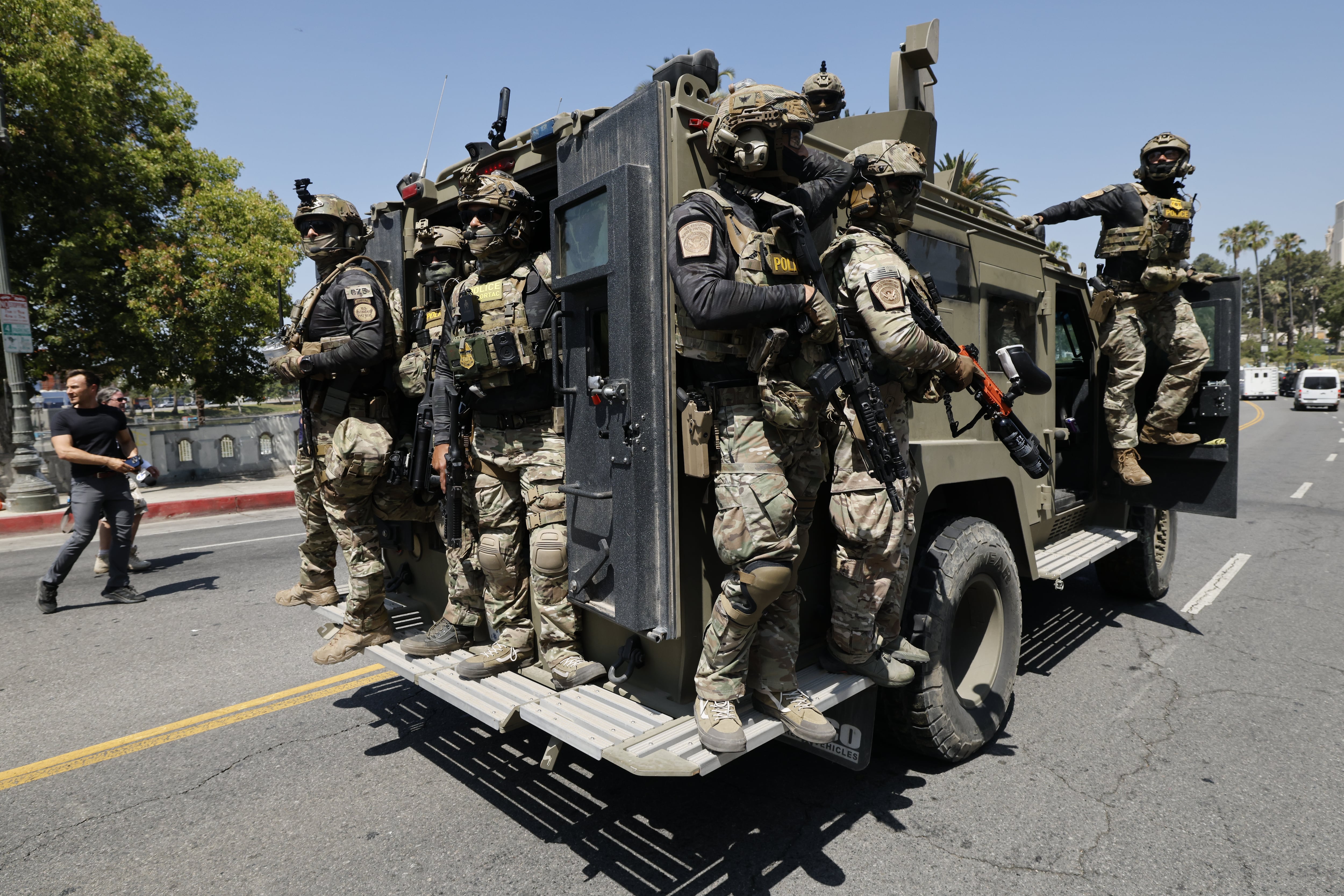 Según el Departamento de Justicia de California, la ley busca “proteger la confianza en las fuerzas del orden sin sacrificar la seguridad de los agentes”.