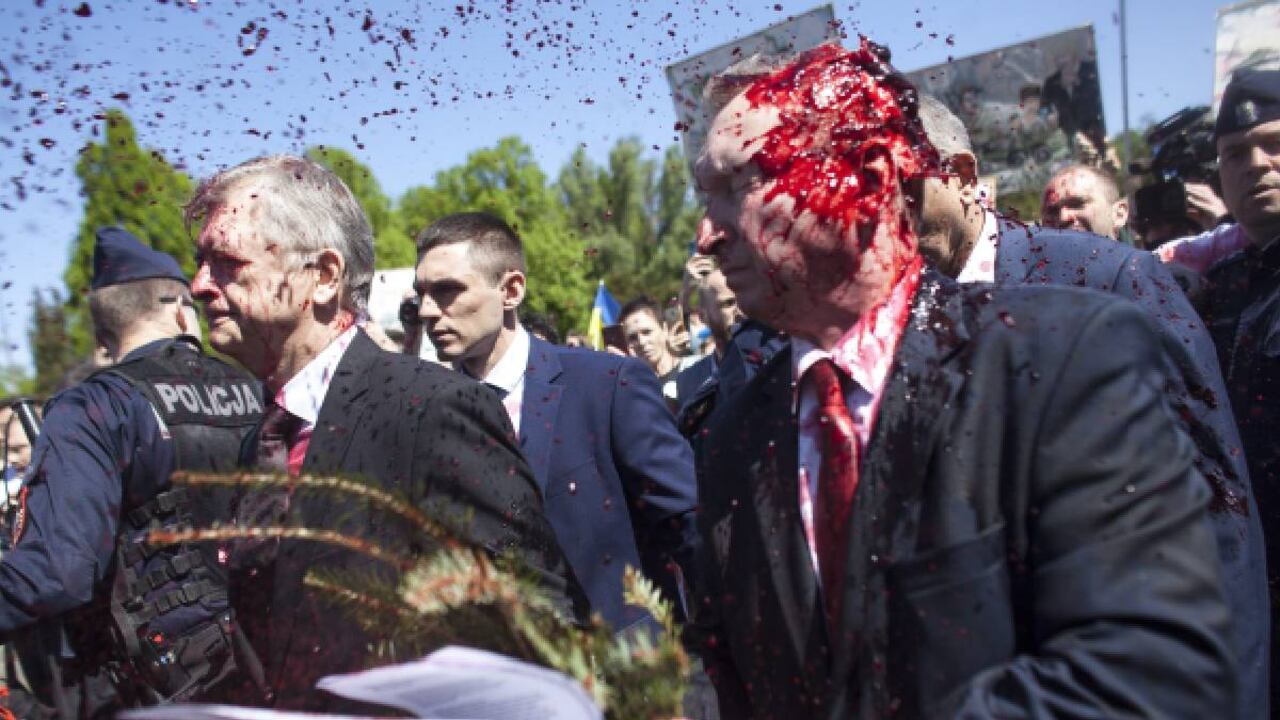 Manifestantes lanzaron tarros de pintora roja contra el embajador ruso