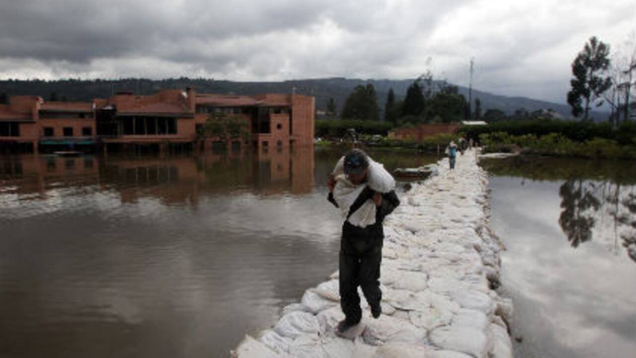 Tras varios días de trabajo, el jarillón de la parte posterior de la U. de la Sabana y que la protege del río Bogotá, fue cerrado.