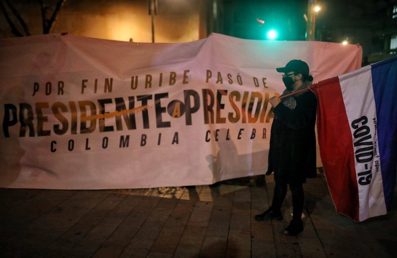 Bogotanos llegaron a a las afueras de la Corte suprema de Justicia celebrando su decisión en el caso de Álvaro Uribe