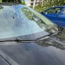 Muchos conductores desconocen el significado de una tela blanca colgada en un carro.