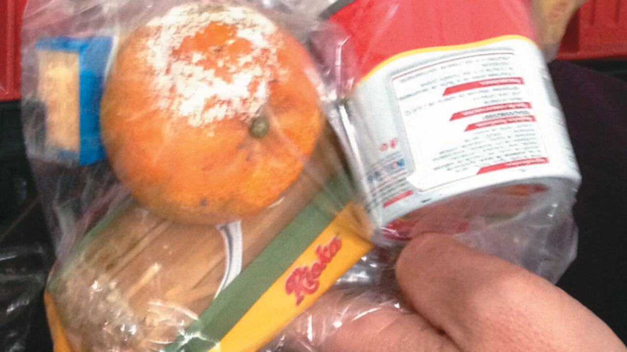 La Contraloría Distrital visitó jardines infantiles y terminó dándole la razón a l concejal Juan Carlos Flórez que ha denunciado irregularidades en el programa de alimentación en Bogotá. Encontró paquetes de comidas con las frutas podridas, verduras en mal estado y reducción hasta en 40 por ciento del menú.